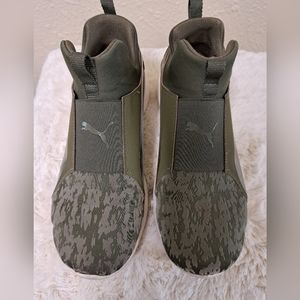 Ladies Puma walking shoes/sneakers